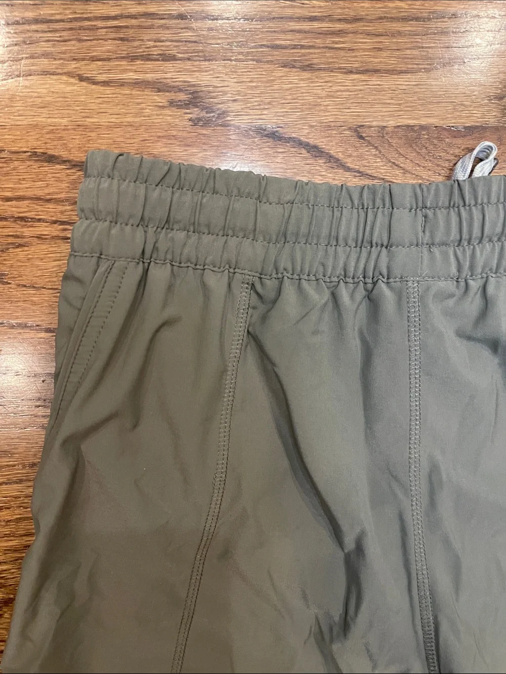 Vuori Women's Clementine 2.0 Shorts in Olive gray Sz M - Picture 11 of 13